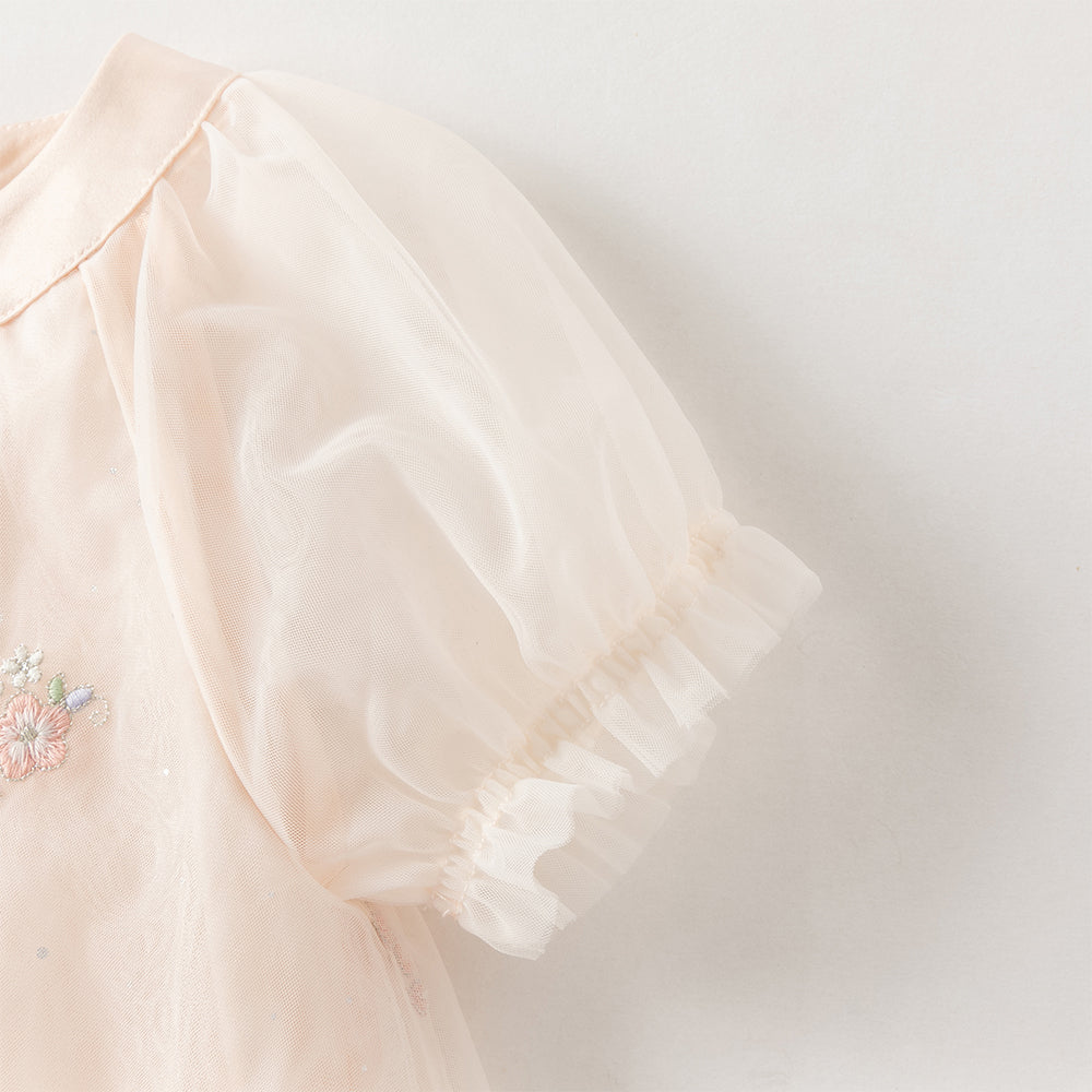 فستان بنات صيفي من التول بلون بيج ووردي فاتح بياقة تشيباو وأكمام قصيرة مع تطريز زهور بأسلوب أميرة