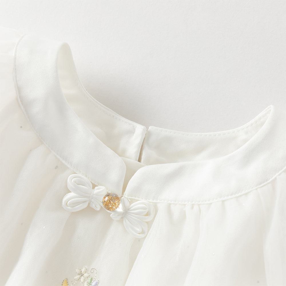 فستان بنات صيفي من التول بلون بيج ووردي فاتح بياقة تشيباو وأكمام قصيرة مع تطريز زهور بأسلوب أميرة