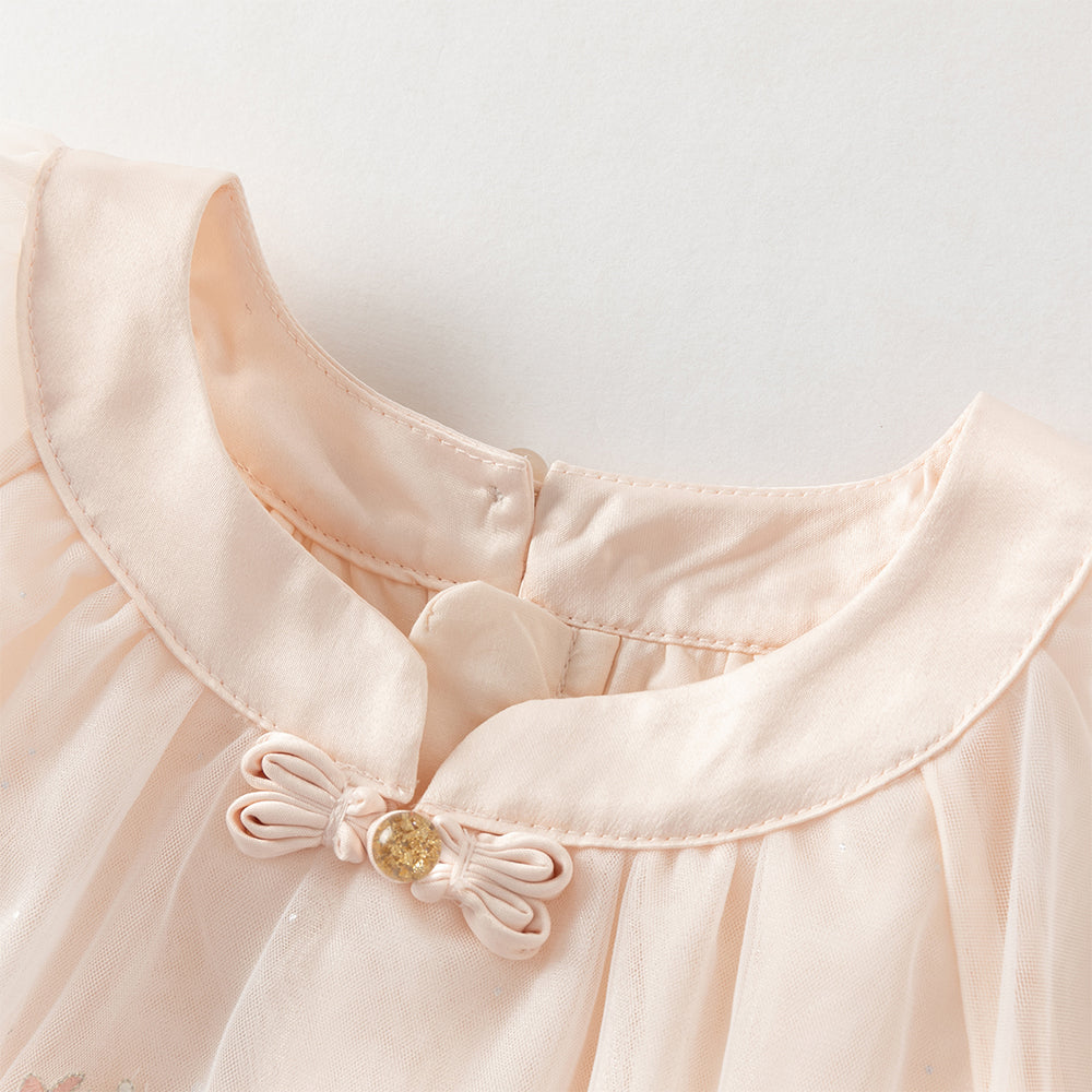 فستان بنات صيفي من التول بلون بيج ووردي فاتح بياقة تشيباو وأكمام قصيرة مع تطريز زهور بأسلوب أميرة