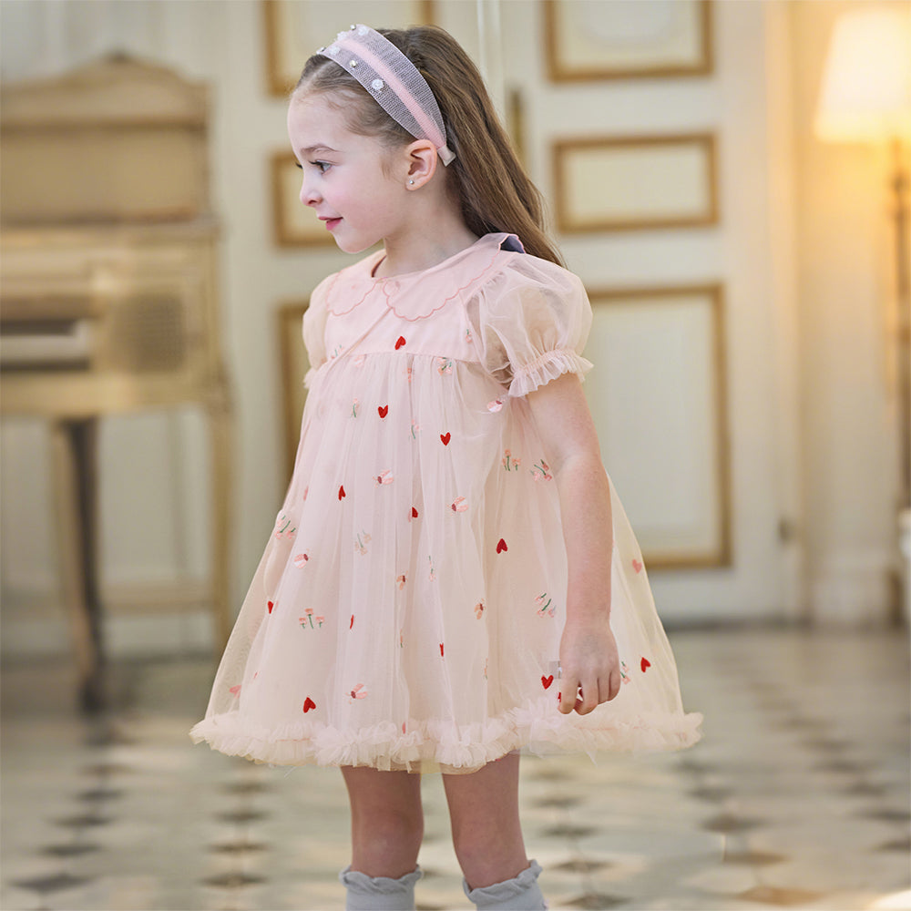 فستان بنات صيفي وردي من التول بتطريز قلوب وزهور (مع حقيبة كروس بودي متطابقة)