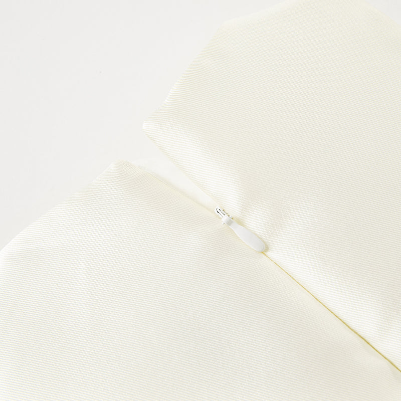 فستان سهرة بناتي بدون أكمام باللون البيج من الساتان، بتصميم أميرة بإطلالة فاخرة