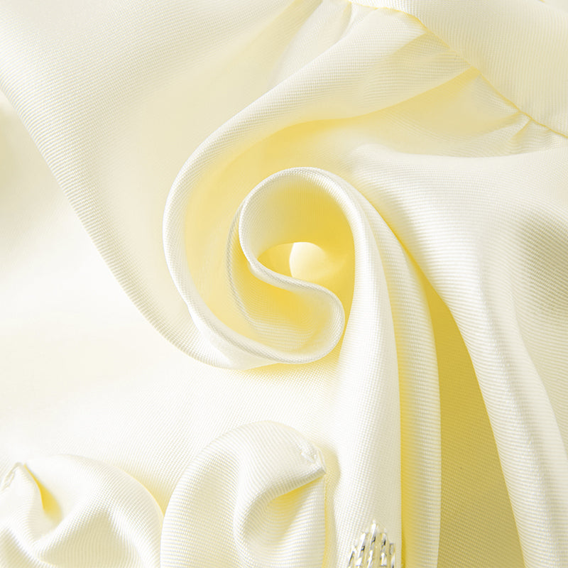 فستان سهرة بناتي بدون أكمام باللون البيج من الساتان، بتصميم أميرة بإطلالة فاخرة