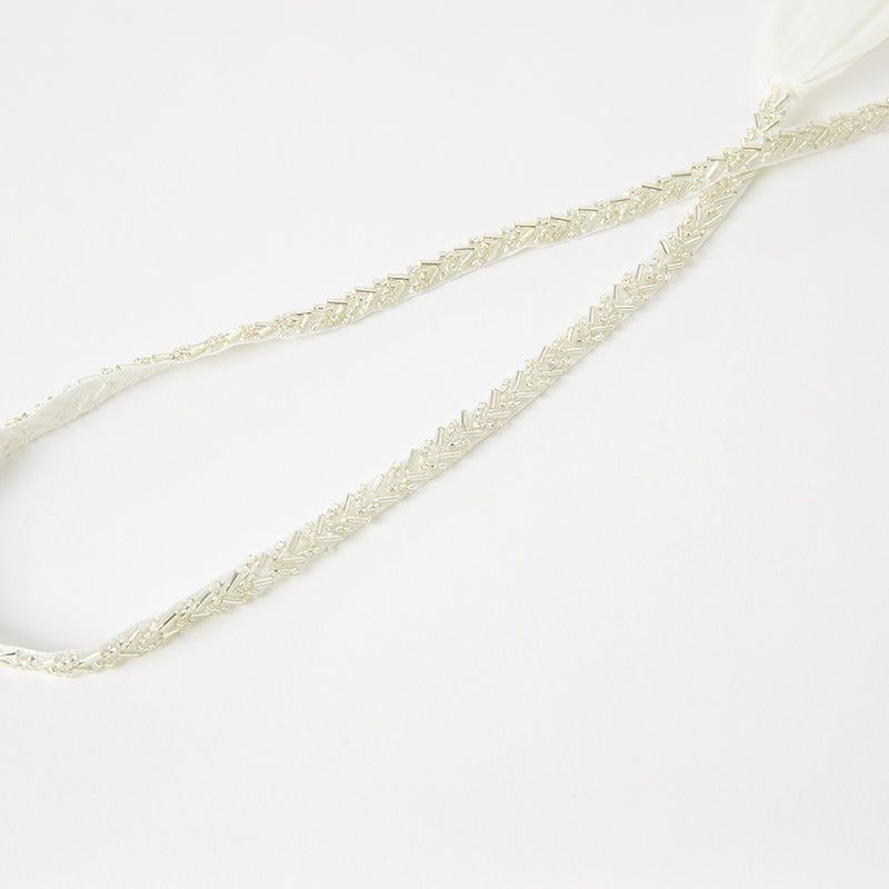 فستان سهرة بناتي بدون أكمام باللون البيج من الساتان، بتصميم أميرة بإطلالة فاخرة