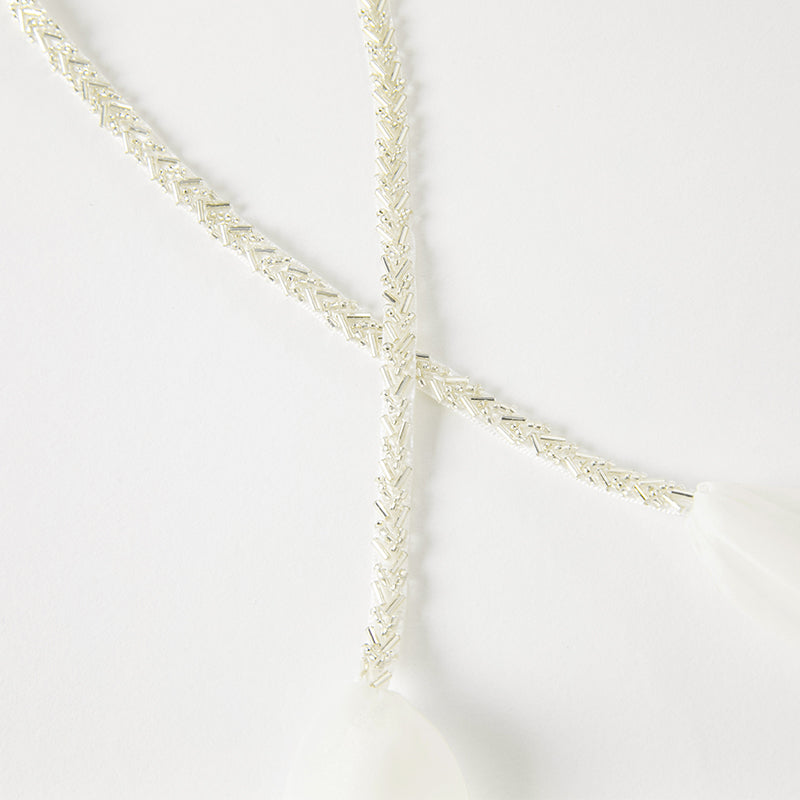 فستان سهرة بناتي بدون أكمام باللون البيج من الساتان، بتصميم أميرة بإطلالة فاخرة