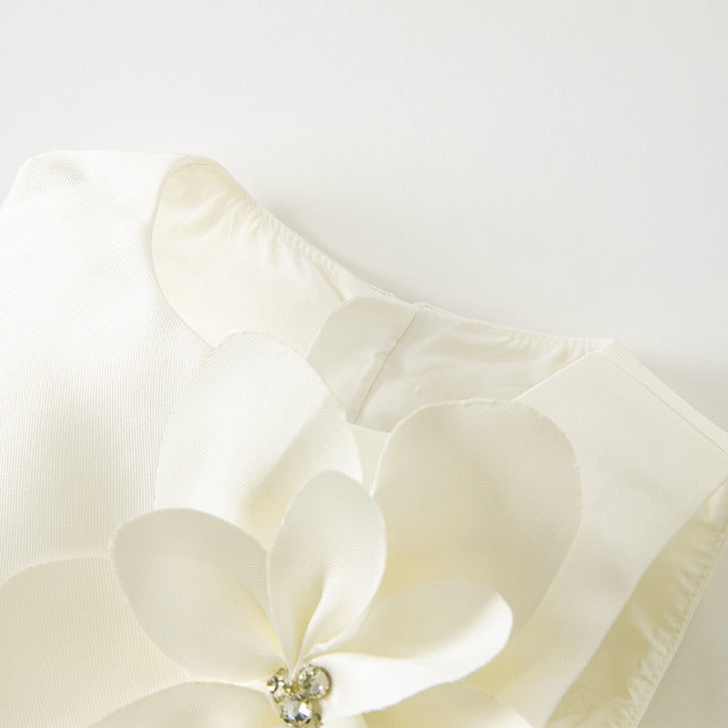 فستان سهرة بناتي بدون أكمام باللون البيج من الساتان، بتصميم أميرة بإطلالة فاخرة