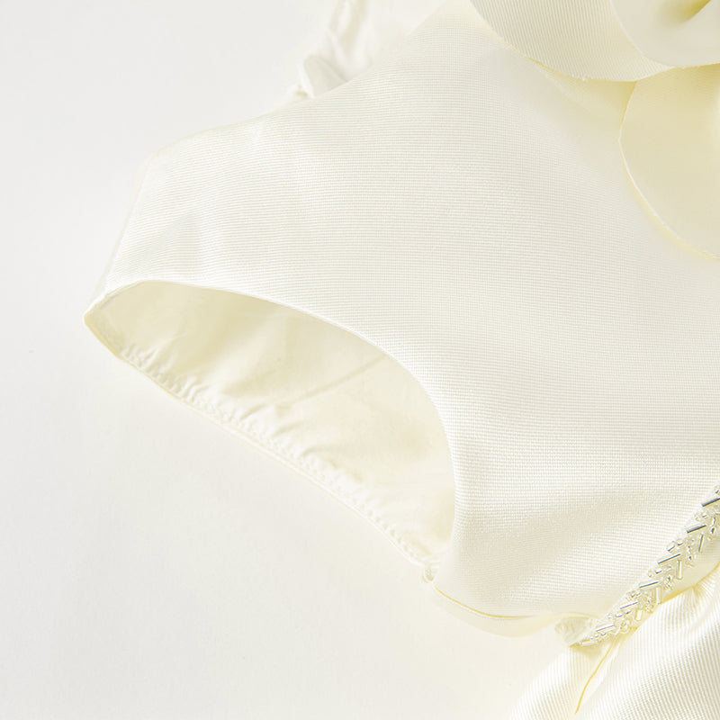 فستان سهرة بناتي بدون أكمام باللون البيج من الساتان، بتصميم أميرة بإطلالة فاخرة