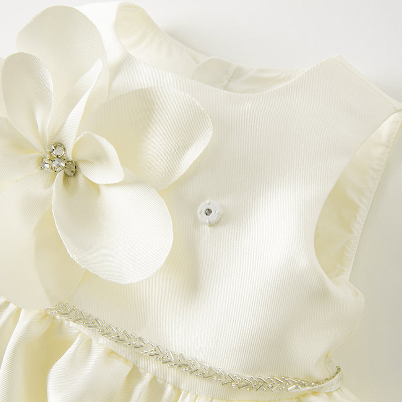 فستان سهرة بناتي بدون أكمام باللون البيج من الساتان، بتصميم أميرة بإطلالة فاخرة