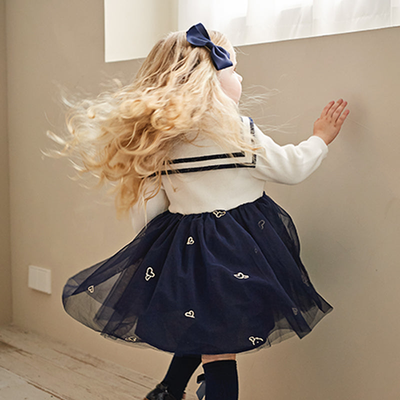 فستان بنات طويل الأكمام من قماش محبوك باللون البيج مع تنورة تول بأسلوب أميرة