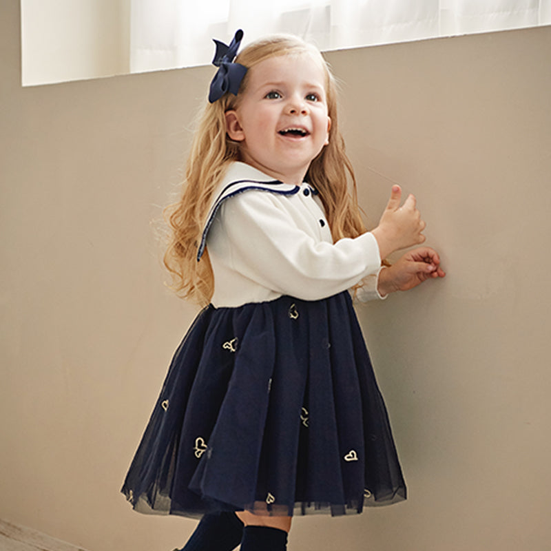 فستان بنات طويل الأكمام من قماش محبوك باللون البيج مع تنورة تول بأسلوب أميرة