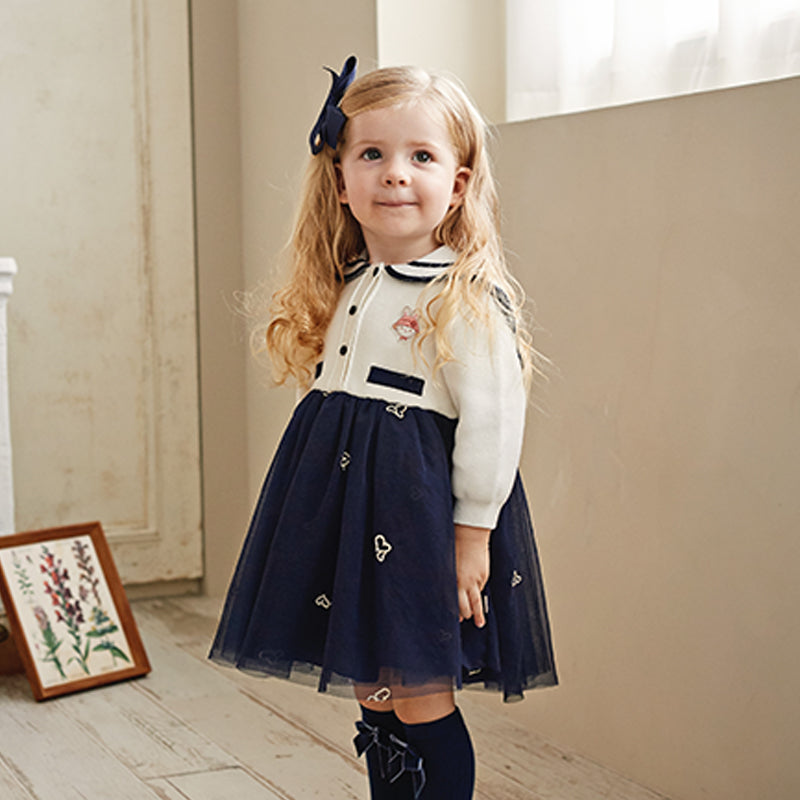 فستان بنات طويل الأكمام من قماش محبوك باللون البيج مع تنورة تول بأسلوب أميرة