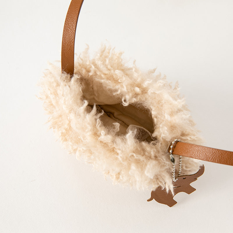 حقيبة كروس بودي كاكي لطيفة للبنات، بتصميم من الفرو الصناعي