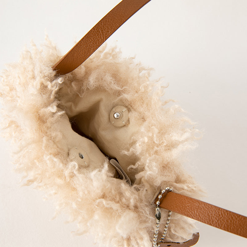 حقيبة كروس بودي كاكي لطيفة للبنات، بتصميم من الفرو الصناعي