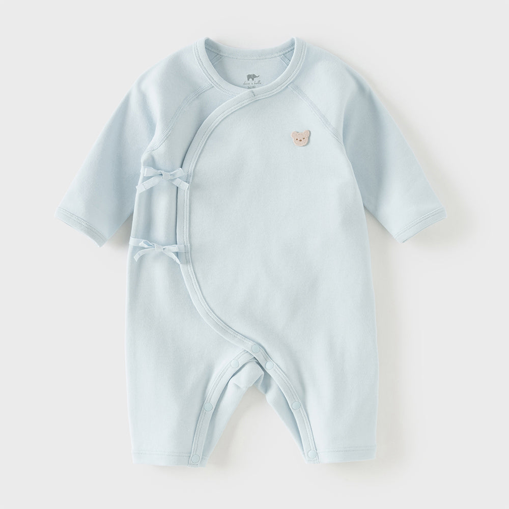 رومبر أطفال من القطن 100% برباط جانبي — متوفر باللون الوردي الفاتح / الأصفر الفاتح / الأزرق الفاتح، مع تطريز دب لطيف