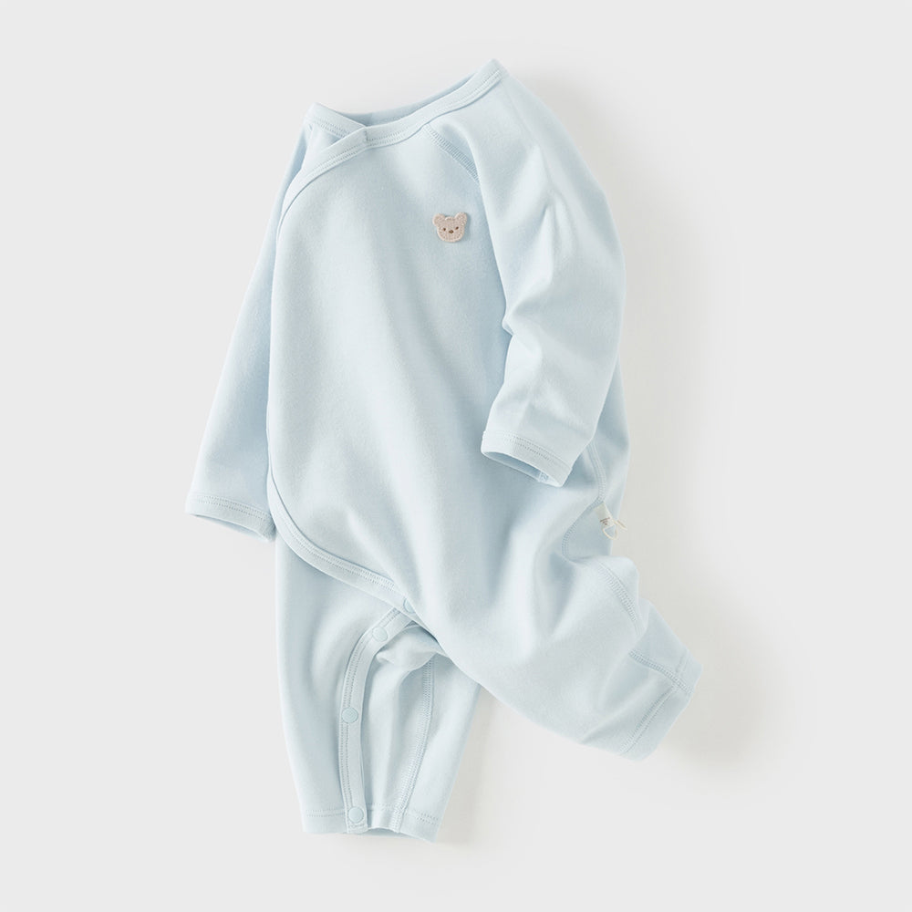 رومبر أطفال من القطن 100% برباط جانبي — متوفر باللون الوردي الفاتح / الأصفر الفاتح / الأزرق الفاتح، مع تطريز دب لطيف