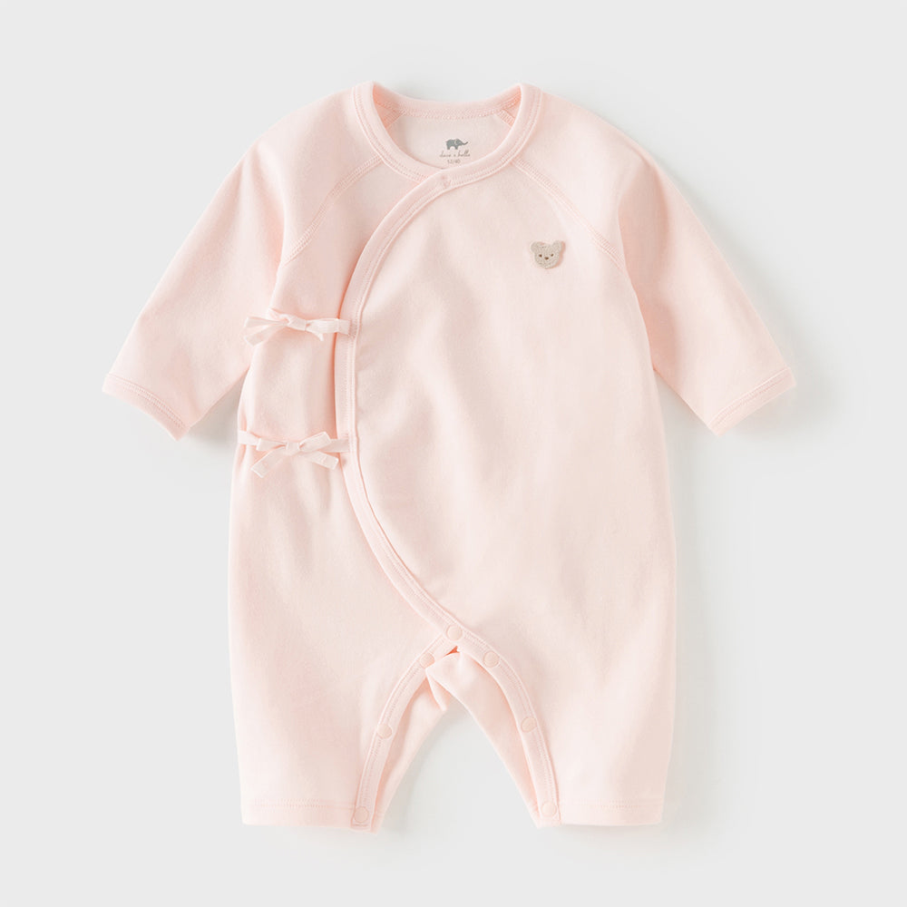 رومبر أطفال من القطن 100% برباط جانبي — متوفر باللون الوردي الفاتح / الأصفر الفاتح / الأزرق الفاتح، مع تطريز دب لطيف