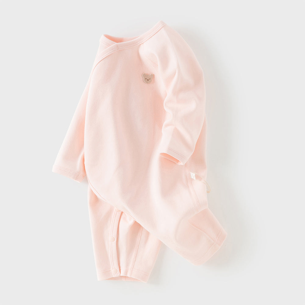 رومبر أطفال من القطن 100% برباط جانبي — متوفر باللون الوردي الفاتح / الأصفر الفاتح / الأزرق الفاتح، مع تطريز دب لطيف