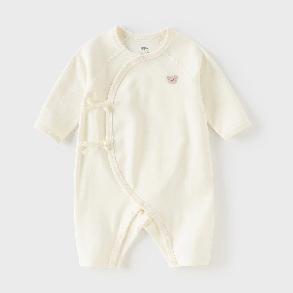 رومبر أطفال من القطن 100% برباط جانبي — متوفر باللون الوردي الفاتح / الأصفر الفاتح / الأزرق الفاتح، مع تطريز دب لطيف