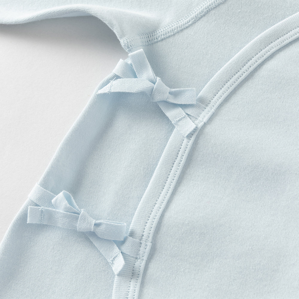 رومبر أطفال من القطن 100% برباط جانبي — متوفر باللون الوردي الفاتح / الأصفر الفاتح / الأزرق الفاتح، مع تطريز دب لطيف