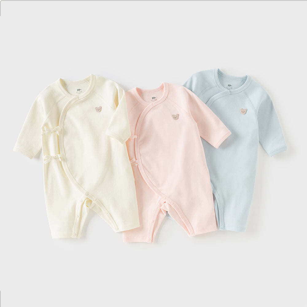 رومبر أطفال من القطن 100% برباط جانبي — متوفر باللون الوردي الفاتح / الأصفر الفاتح / الأزرق الفاتح، مع تطريز دب لطيف