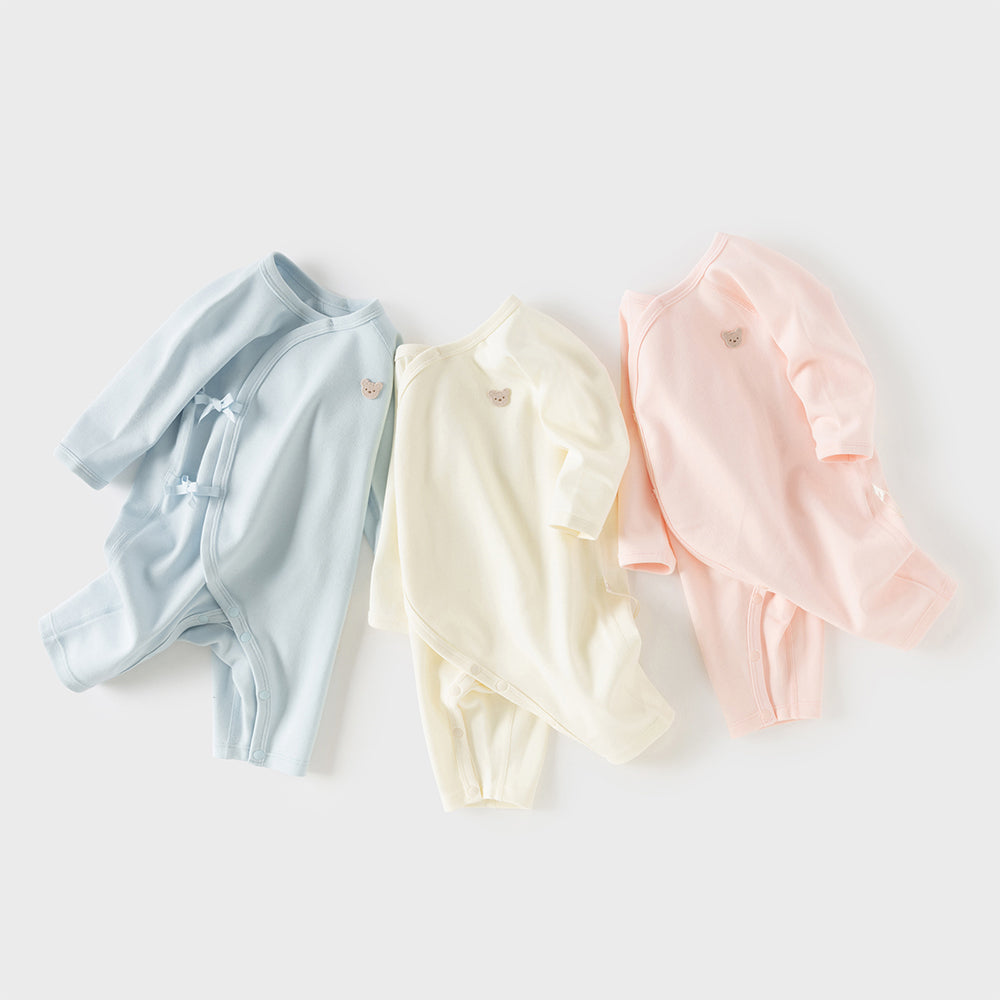 رومبر أطفال من القطن 100% برباط جانبي — متوفر باللون الوردي الفاتح / الأصفر الفاتح / الأزرق الفاتح، مع تطريز دب لطيف