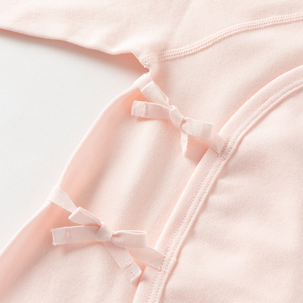 رومبر أطفال من القطن 100% برباط جانبي — متوفر باللون الوردي الفاتح / الأصفر الفاتح / الأزرق الفاتح، مع تطريز دب لطيف