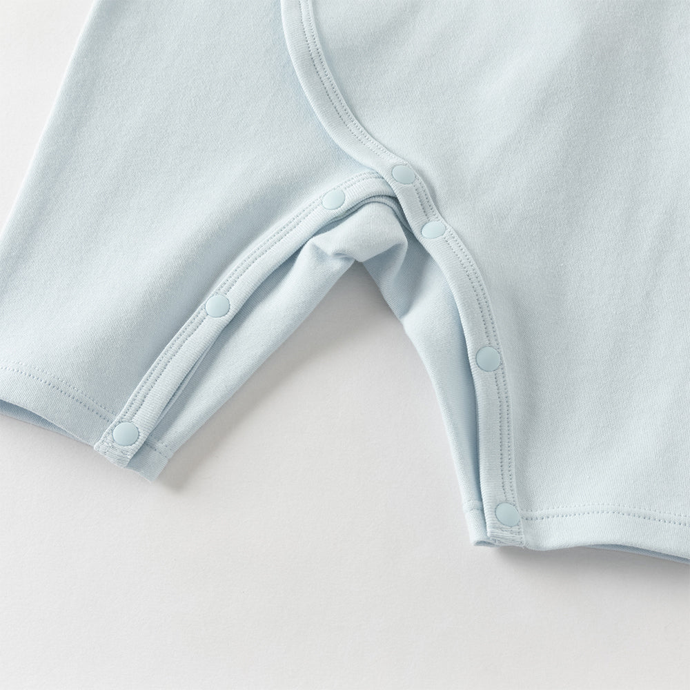 رومبر أطفال من القطن 100% برباط جانبي — متوفر باللون الوردي الفاتح / الأصفر الفاتح / الأزرق الفاتح، مع تطريز دب لطيف