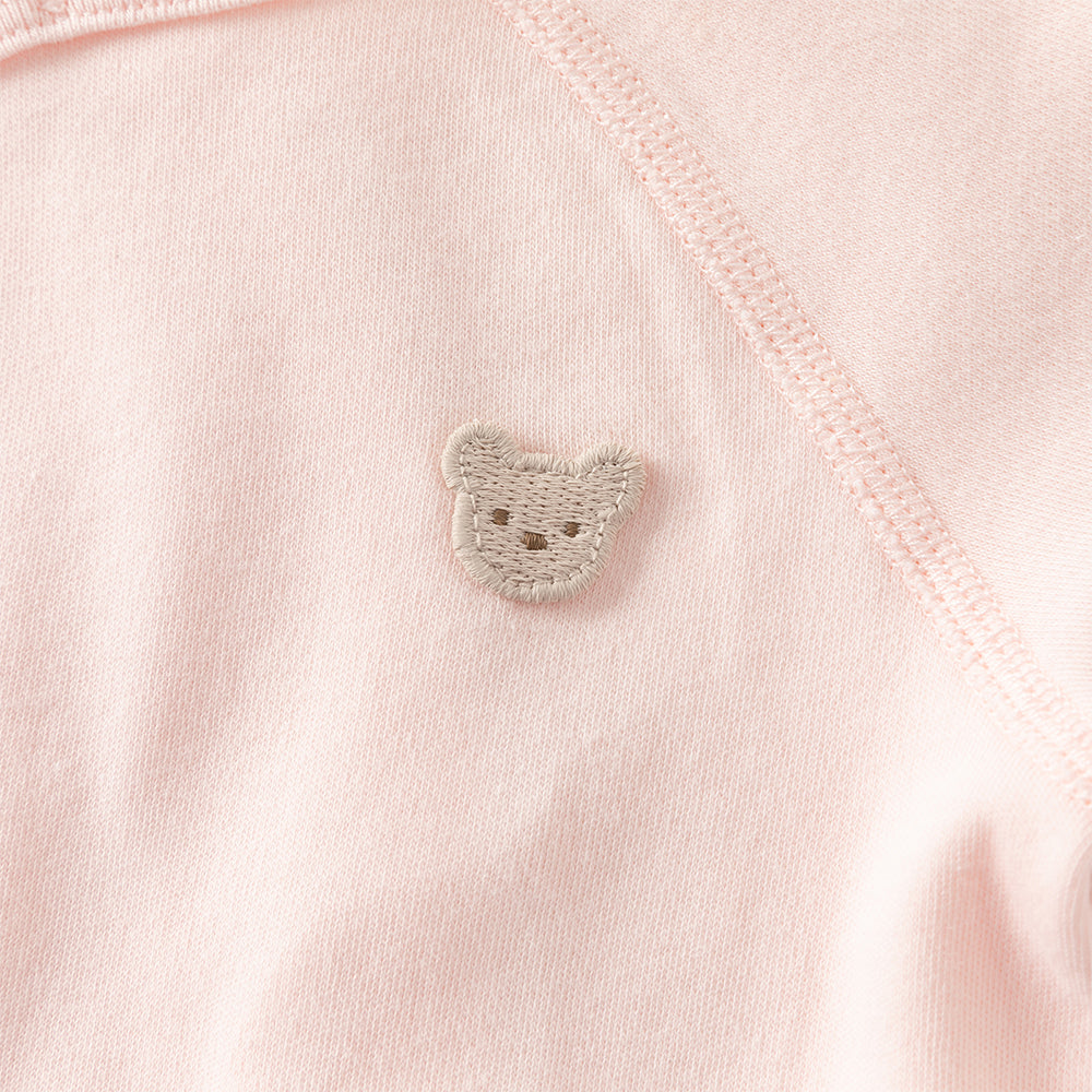 رومبر أطفال من القطن 100% برباط جانبي — متوفر باللون الوردي الفاتح / الأصفر الفاتح / الأزرق الفاتح، مع تطريز دب لطيف