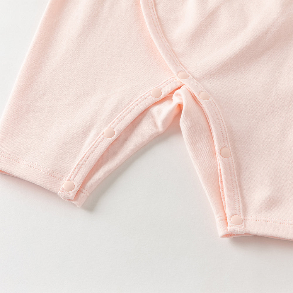 رومبر أطفال من القطن 100% برباط جانبي — متوفر باللون الوردي الفاتح / الأصفر الفاتح / الأزرق الفاتح، مع تطريز دب لطيف