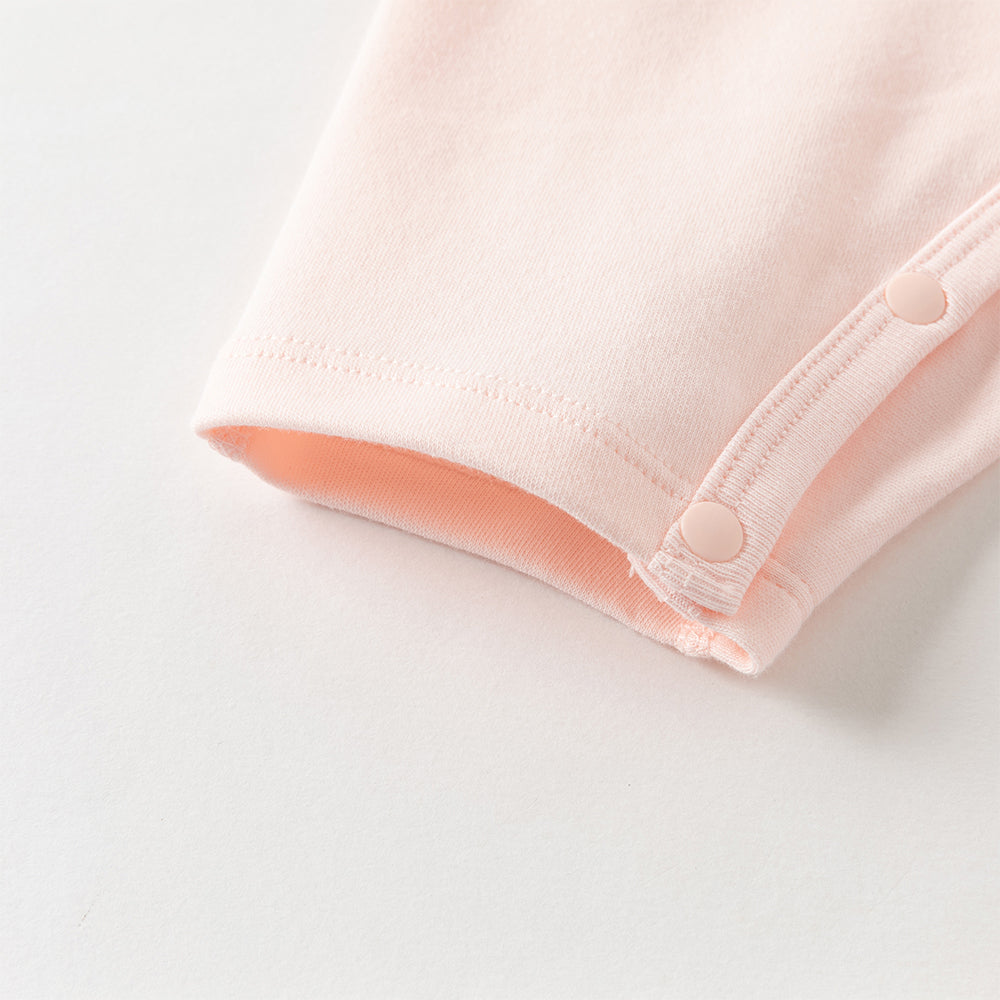 رومبر أطفال من القطن 100% برباط جانبي — متوفر باللون الوردي الفاتح / الأصفر الفاتح / الأزرق الفاتح، مع تطريز دب لطيف