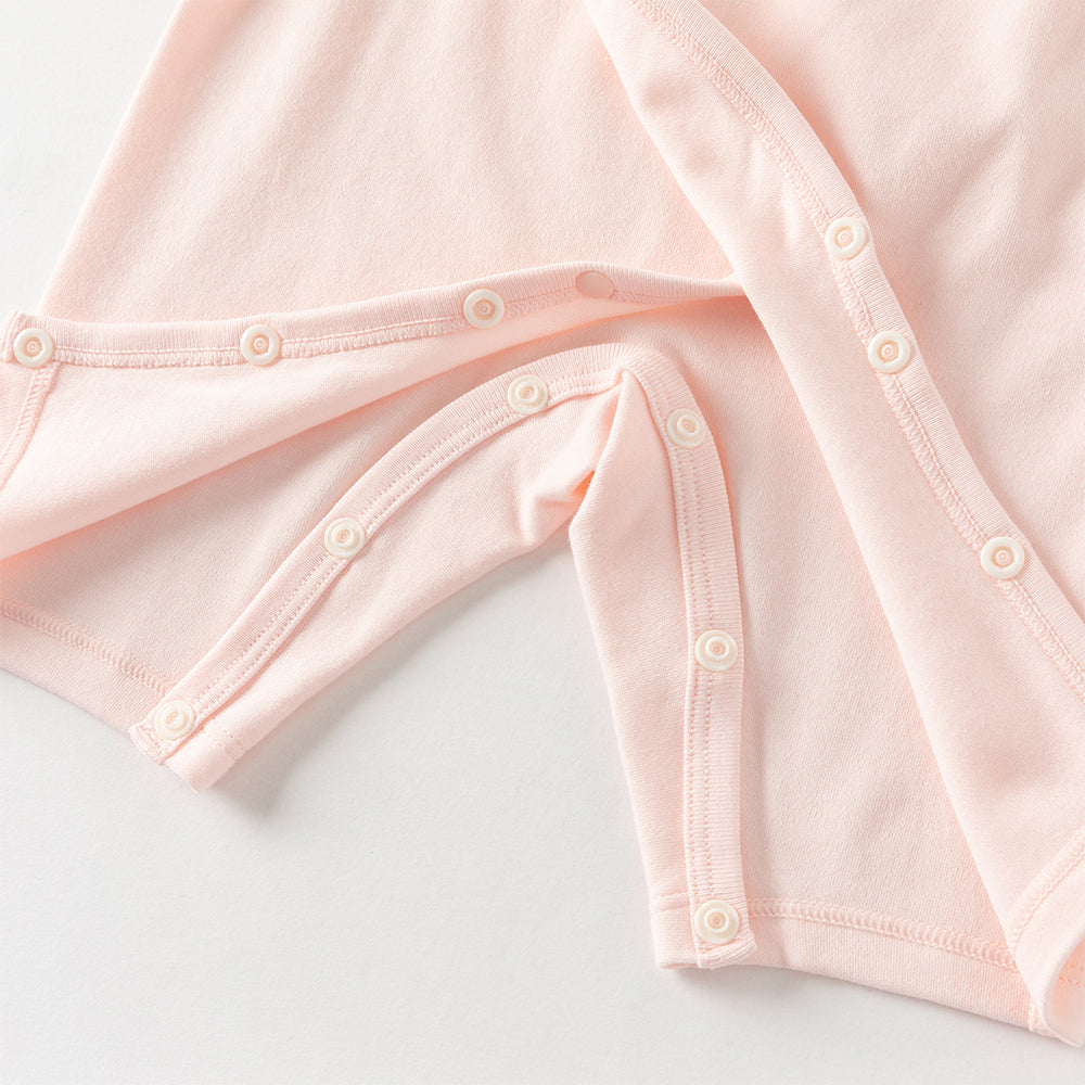 رومبر أطفال من القطن 100% برباط جانبي — متوفر باللون الوردي الفاتح / الأصفر الفاتح / الأزرق الفاتح، مع تطريز دب لطيف