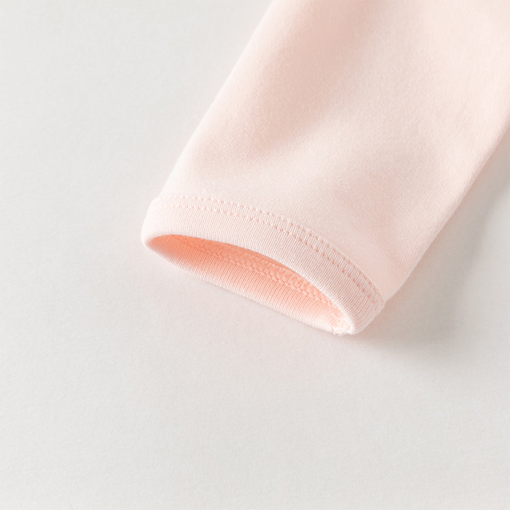 رومبر أطفال من القطن 100% برباط جانبي — متوفر باللون الوردي الفاتح / الأصفر الفاتح / الأزرق الفاتح، مع تطريز دب لطيف