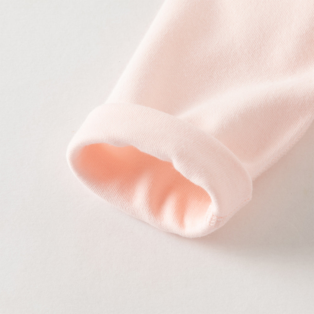 رومبر أطفال من القطن 100% برباط جانبي — متوفر باللون الوردي الفاتح / الأصفر الفاتح / الأزرق الفاتح، مع تطريز دب لطيف