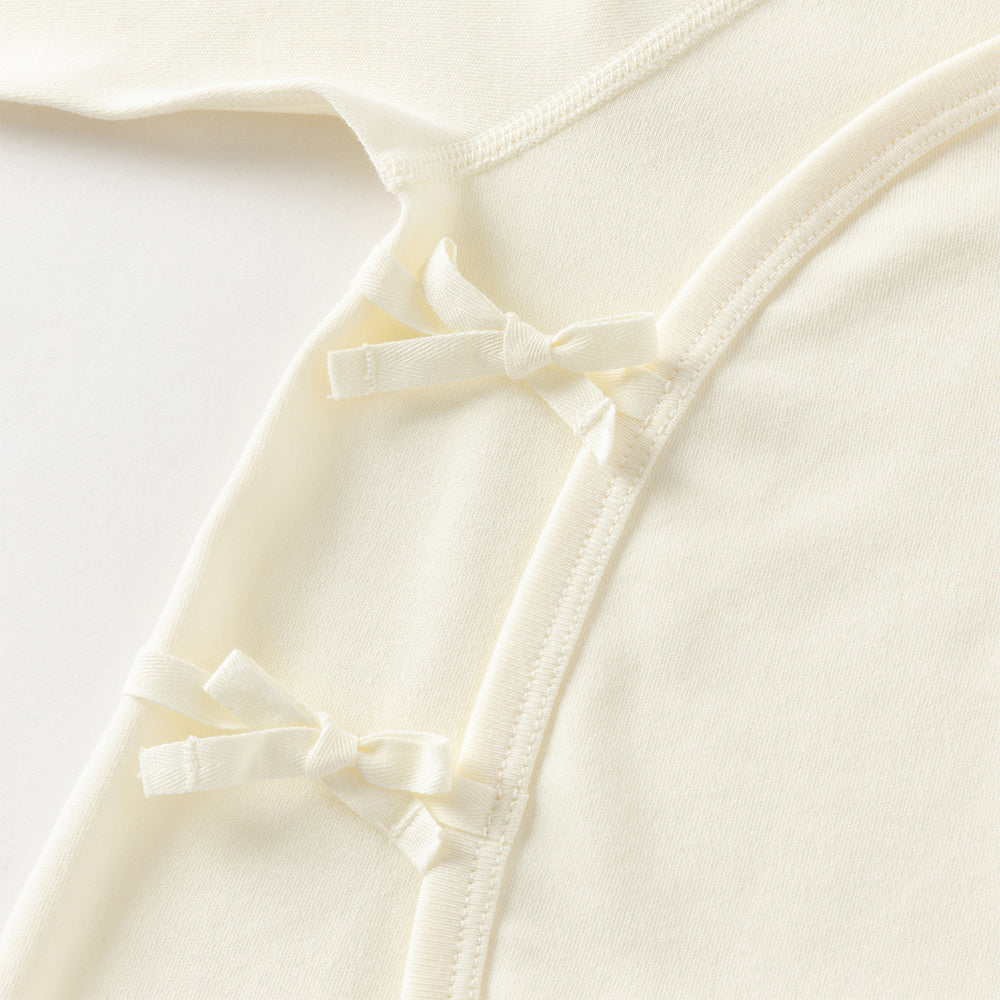 رومبر أطفال من القطن 100% برباط جانبي — متوفر باللون الوردي الفاتح / الأصفر الفاتح / الأزرق الفاتح، مع تطريز دب لطيف