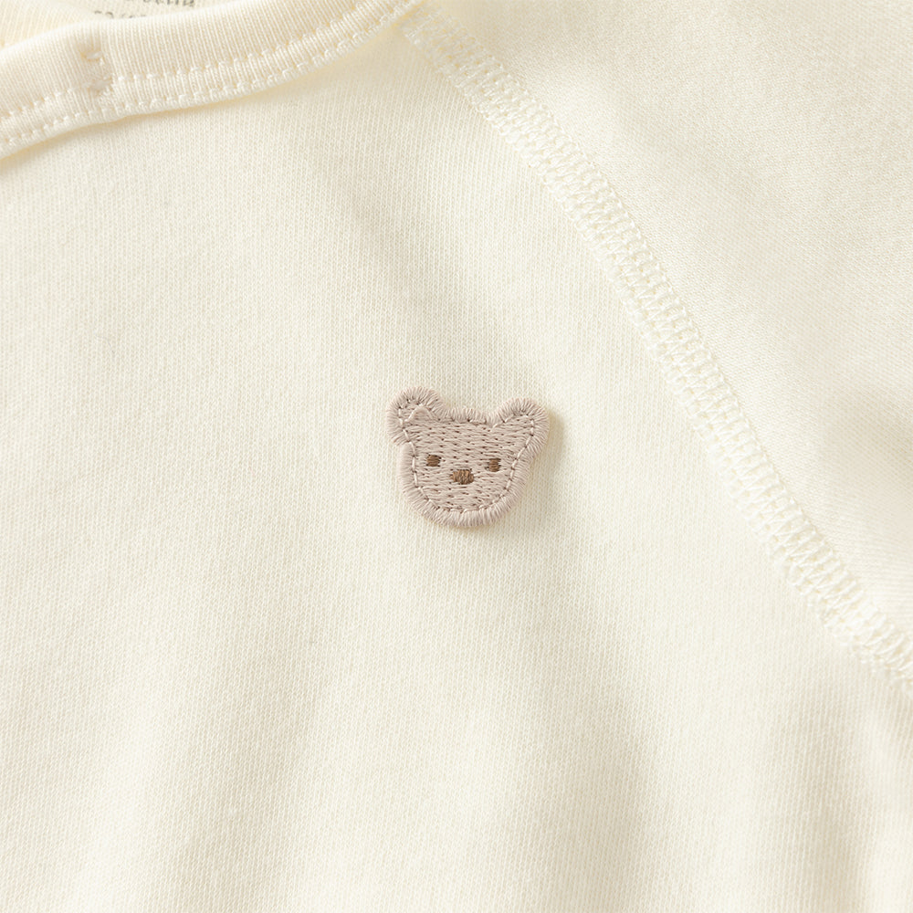 رومبر أطفال من القطن 100% برباط جانبي — متوفر باللون الوردي الفاتح / الأصفر الفاتح / الأزرق الفاتح، مع تطريز دب لطيف