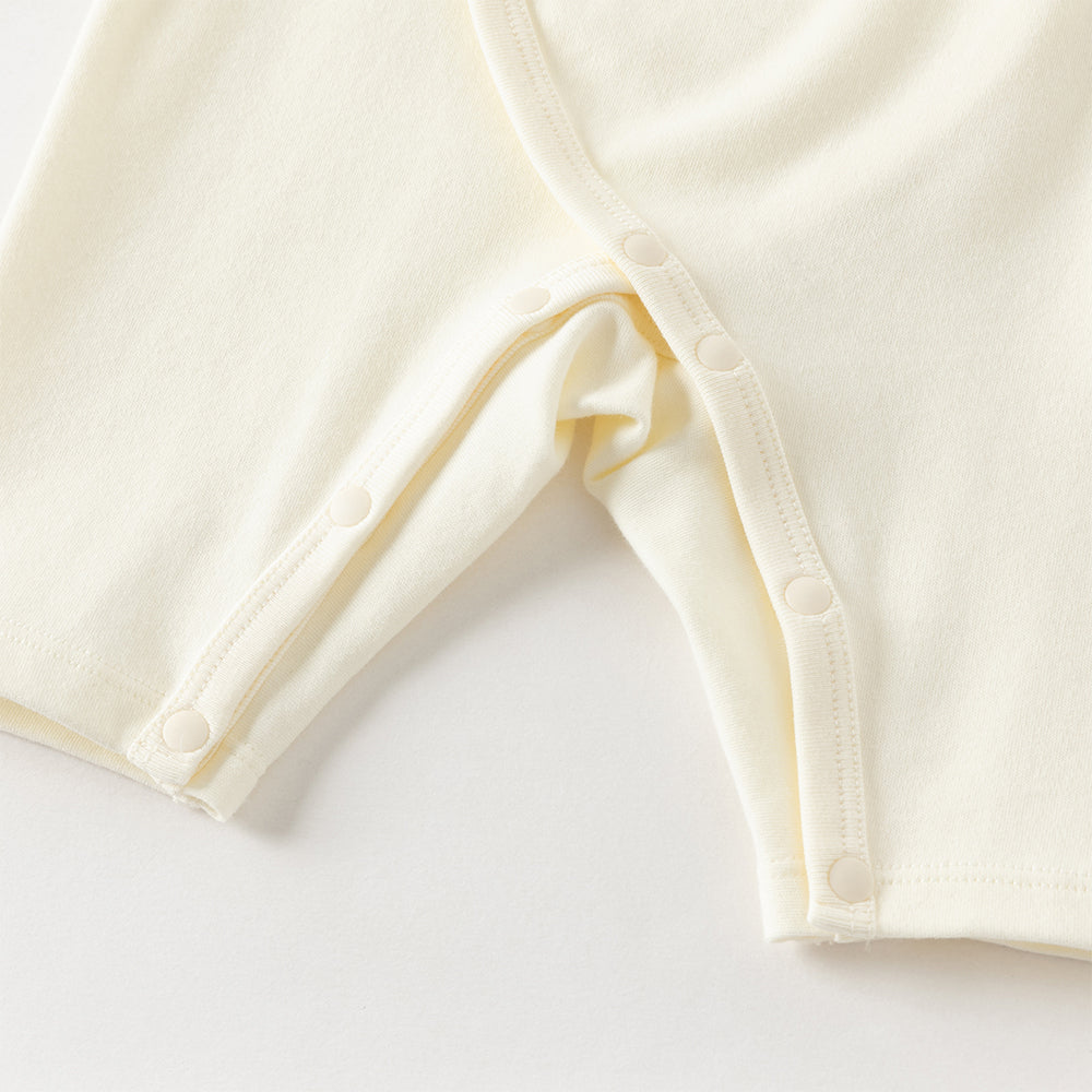 رومبر أطفال من القطن 100% برباط جانبي — متوفر باللون الوردي الفاتح / الأصفر الفاتح / الأزرق الفاتح، مع تطريز دب لطيف