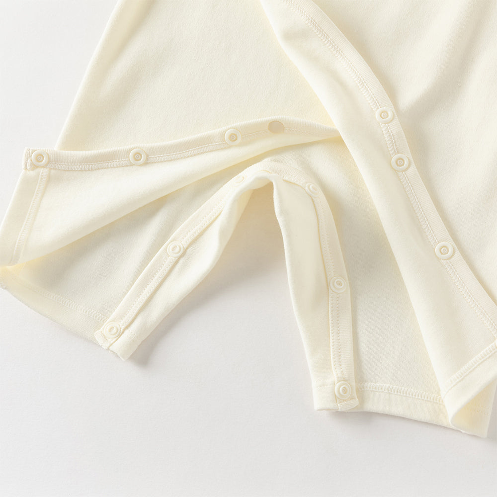 رومبر أطفال من القطن 100% برباط جانبي — متوفر باللون الوردي الفاتح / الأصفر الفاتح / الأزرق الفاتح، مع تطريز دب لطيف