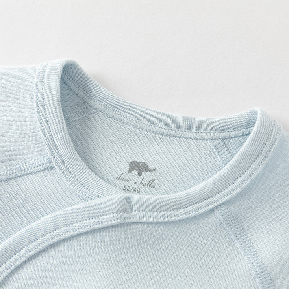 رومبر أطفال من القطن 100% برباط جانبي — متوفر باللون الوردي الفاتح / الأصفر الفاتح / الأزرق الفاتح، مع تطريز دب لطيف