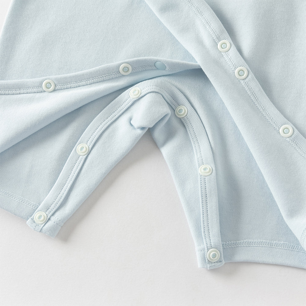 رومبر أطفال من القطن 100% برباط جانبي — متوفر باللون الوردي الفاتح / الأصفر الفاتح / الأزرق الفاتح، مع تطريز دب لطيف