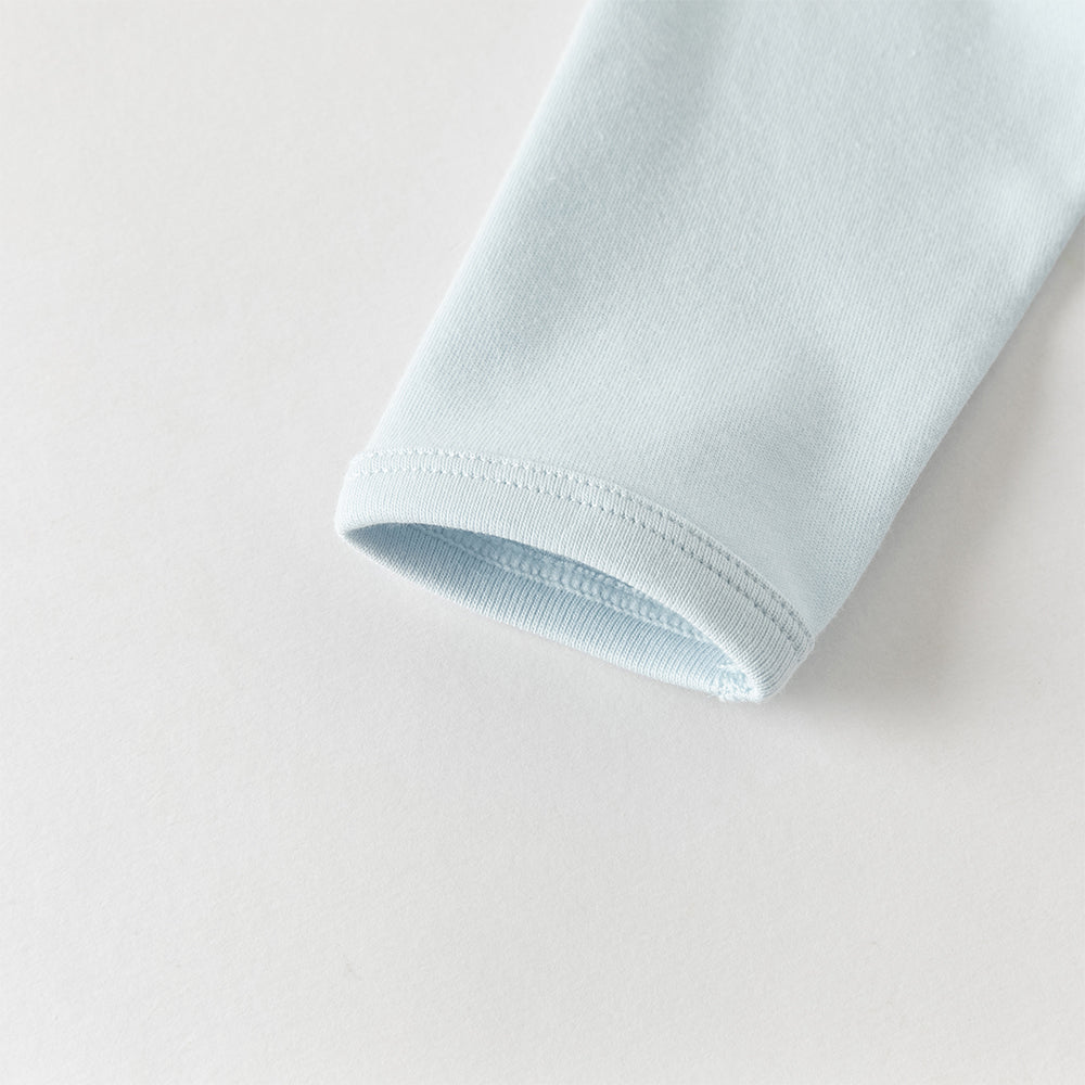 رومبر أطفال من القطن 100% برباط جانبي — متوفر باللون الوردي الفاتح / الأصفر الفاتح / الأزرق الفاتح، مع تطريز دب لطيف