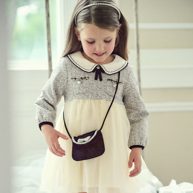 فستان بنات طويل الأكمام من قماش تويد أسود وأبيض مع تنورة تول باللون البيج بأسلوب أميرة