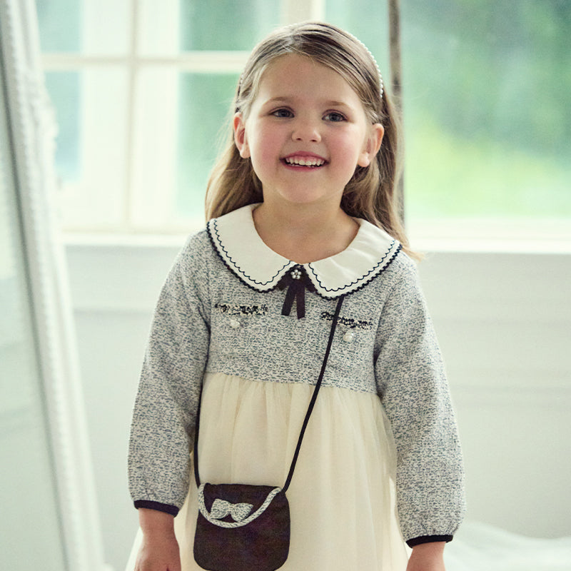 فستان بنات طويل الأكمام من قماش تويد أسود وأبيض مع تنورة تول باللون البيج بأسلوب أميرة