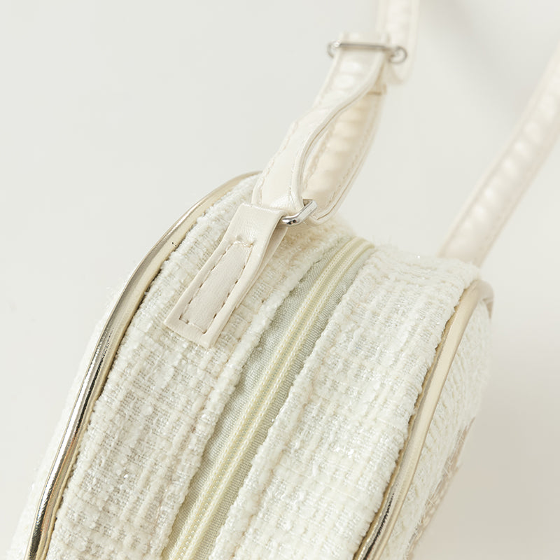 حقيبة كروس بودي أنيقة باللون الأبيض الفضي للبنات من قماش تويد بطابع أميري