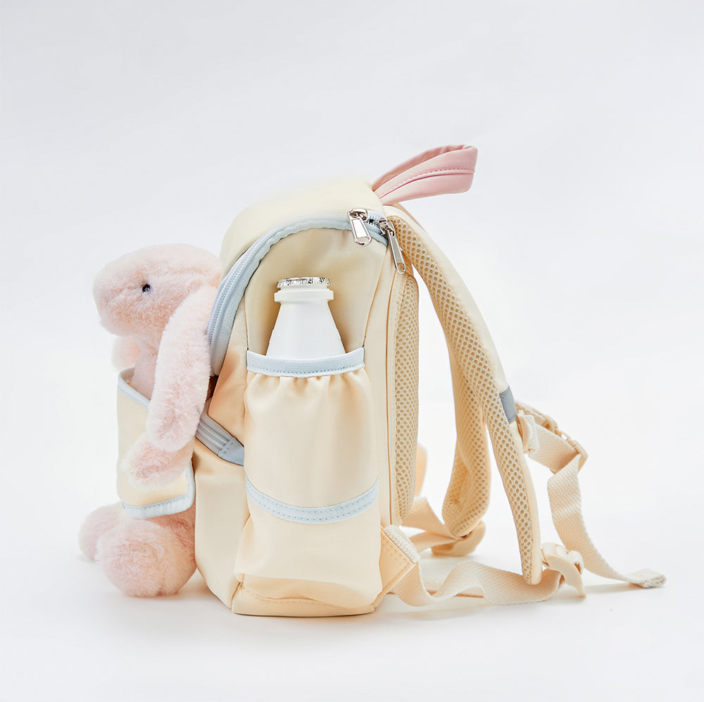 حقيبة ظهر مدرسية لطيفة للبنات الصغيرات بشكل أرنب من الفرو باللون البيج مع حزام قابل للتعديل