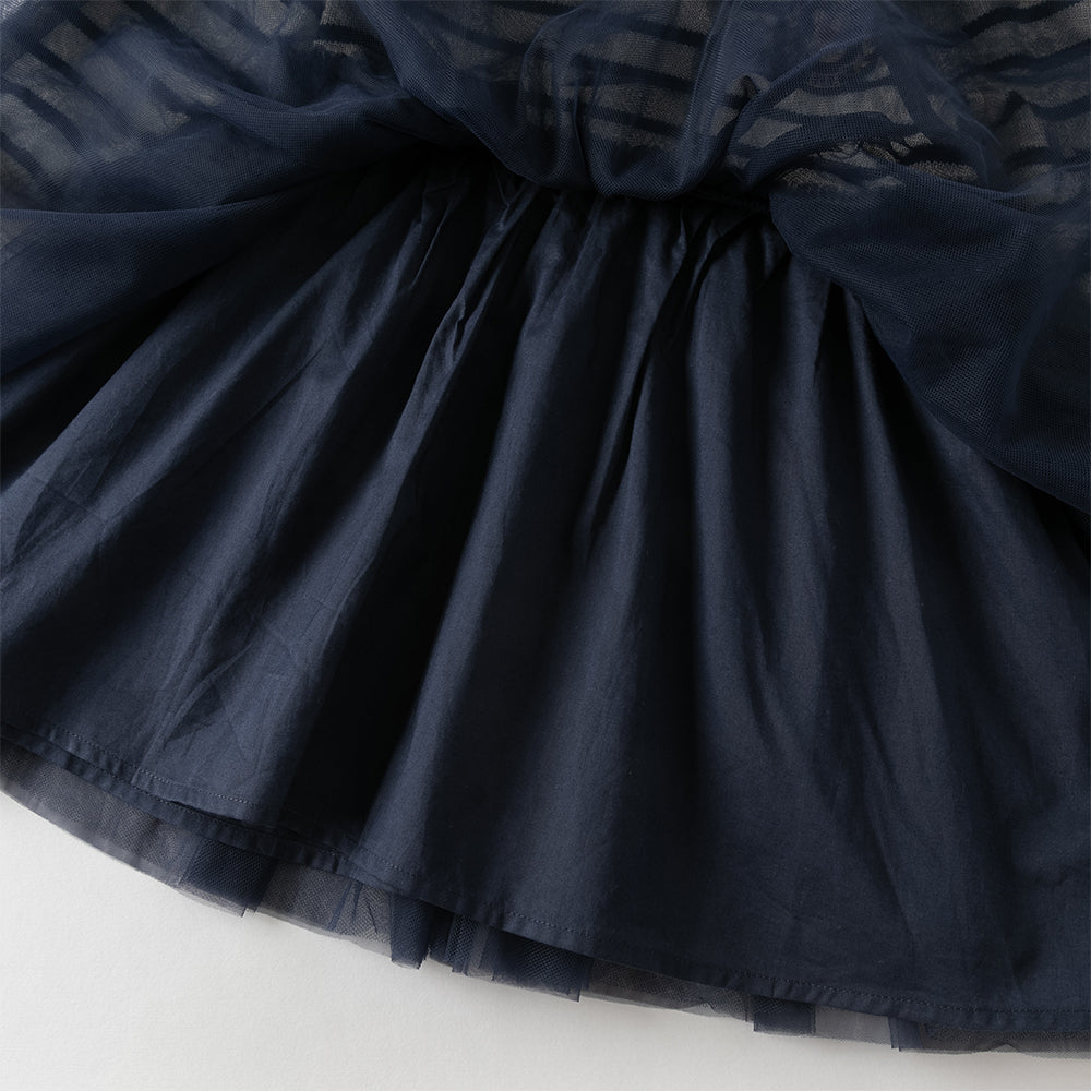 فستان للأطفال بأكمام طويلة من قماش مخطط باللون الكحلي مع تنورة من التول، بطابع بحري