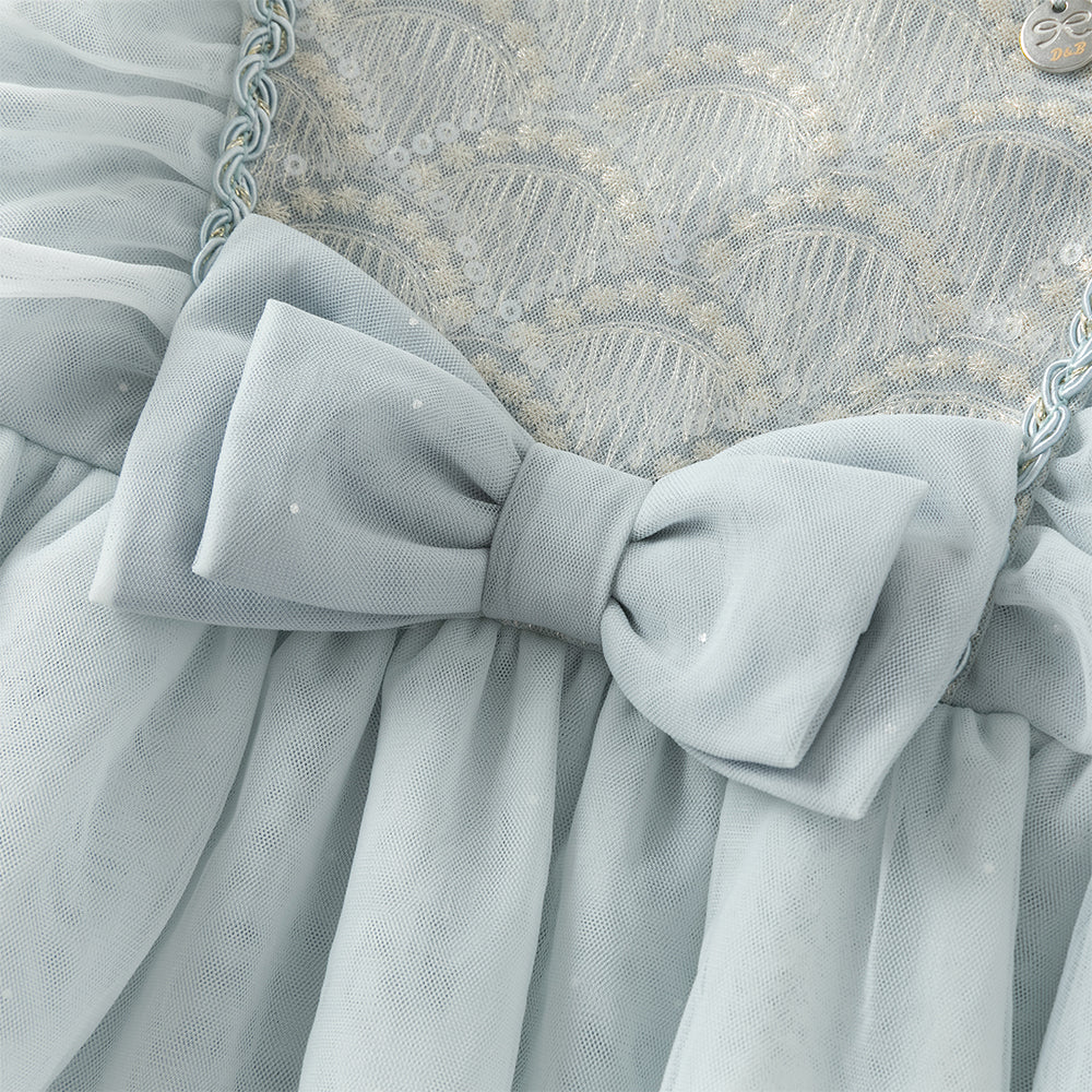 فستان للبنات الصغيرات بأكمام طويلة من التول باللون الرمادي الأزرق بتصميم أميري مزين بعقدة ودانتيل الزهور