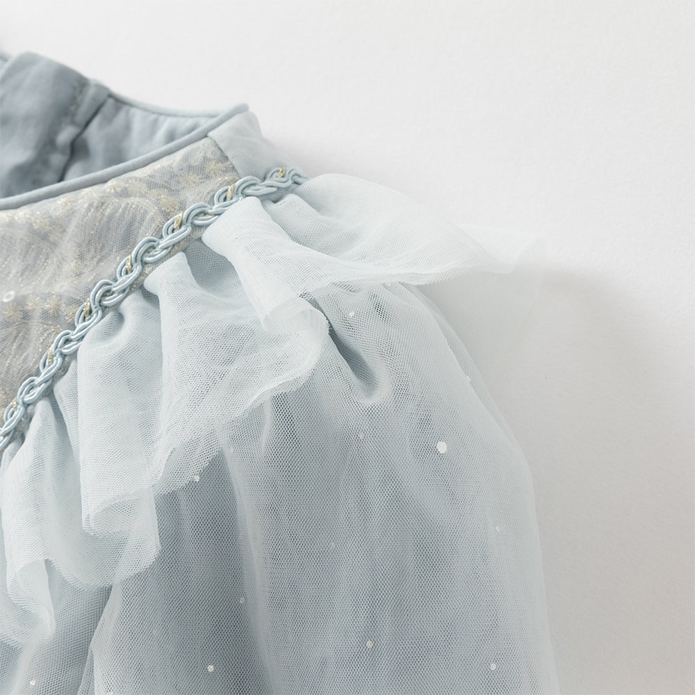 فستان للبنات الصغيرات بأكمام طويلة من التول باللون الرمادي الأزرق بتصميم أميري مزين بعقدة ودانتيل الزهور