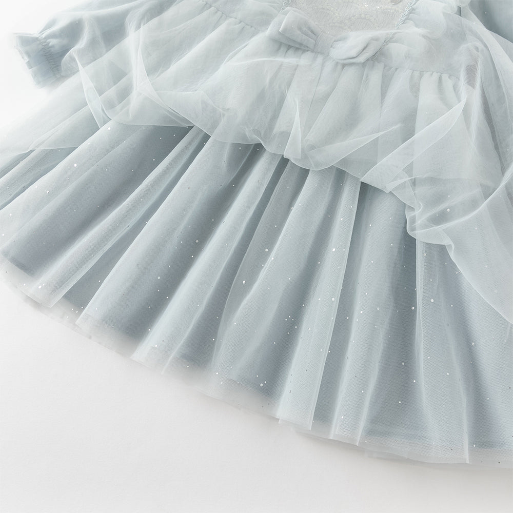 فستان للبنات الصغيرات بأكمام طويلة من التول باللون الرمادي الأزرق بتصميم أميري مزين بعقدة ودانتيل الزهور