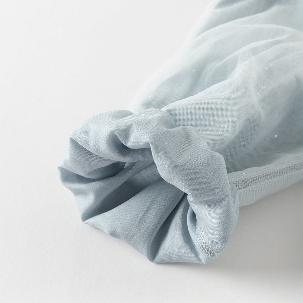 فستان للبنات الصغيرات بأكمام طويلة من التول باللون الرمادي الأزرق بتصميم أميري مزين بعقدة ودانتيل الزهور