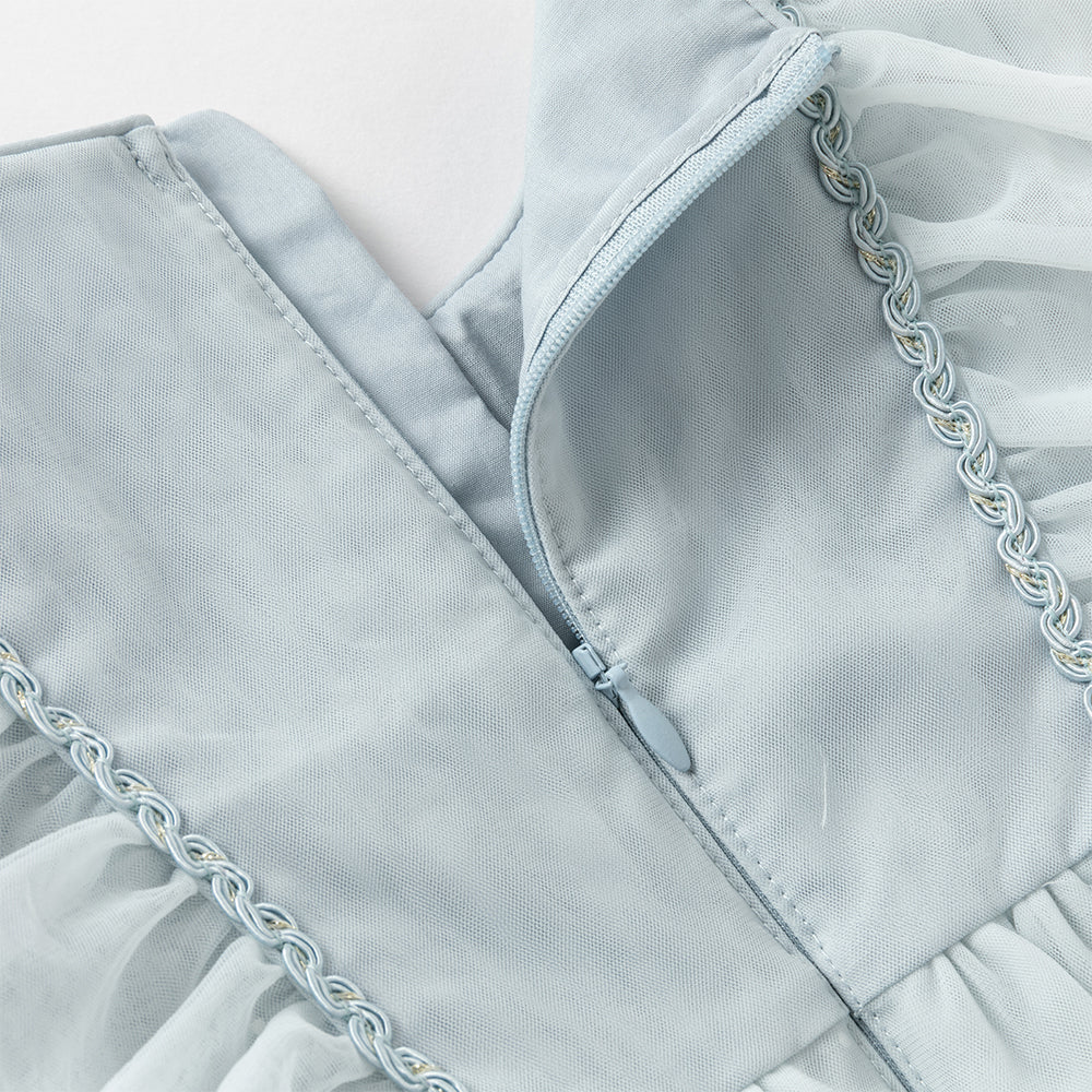 فستان للبنات الصغيرات بأكمام طويلة من التول باللون الرمادي الأزرق بتصميم أميري مزين بعقدة ودانتيل الزهور