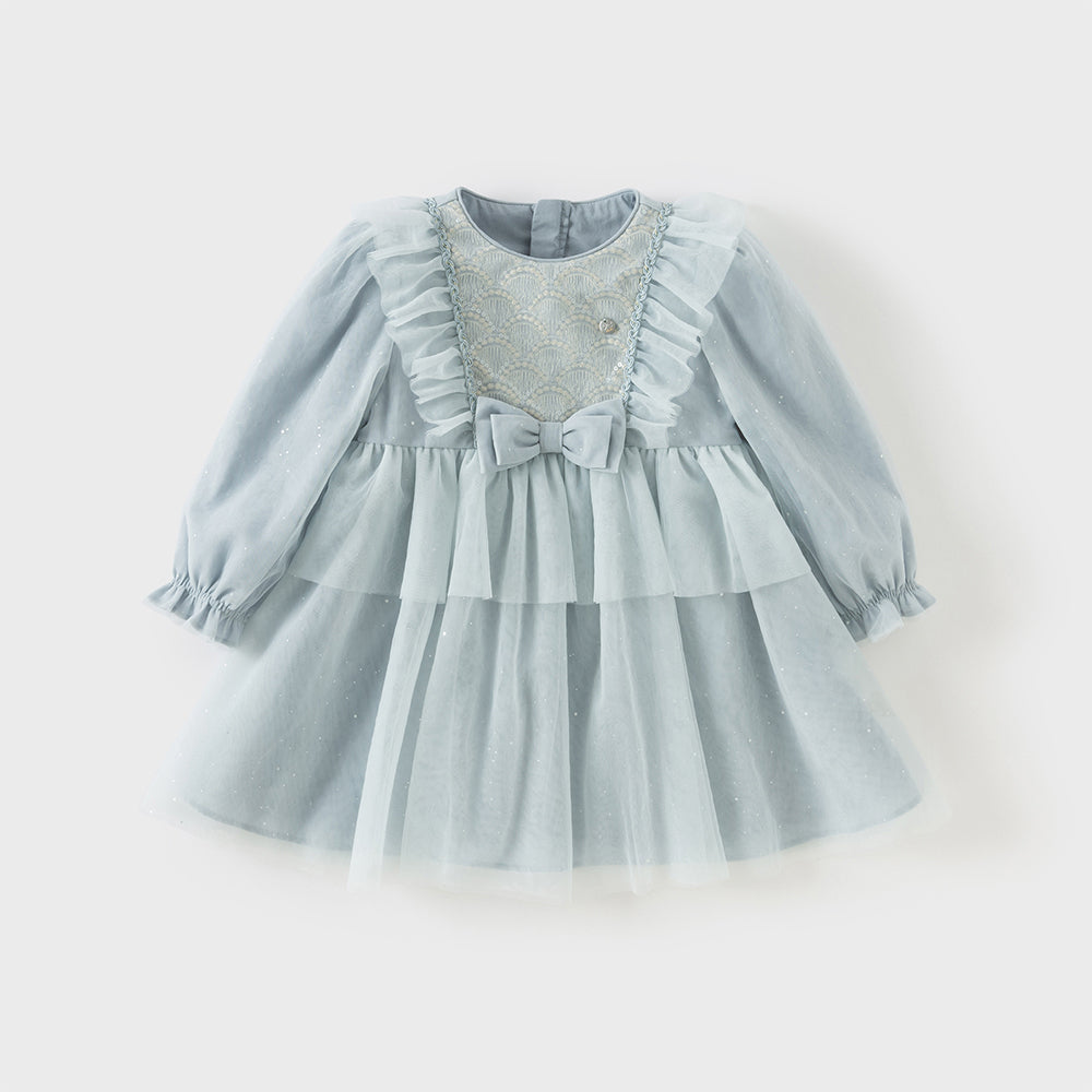 فستان للبنات الصغيرات بأكمام طويلة من التول باللون الرمادي الأزرق بتصميم أميري مزين بعقدة ودانتيل الزهور